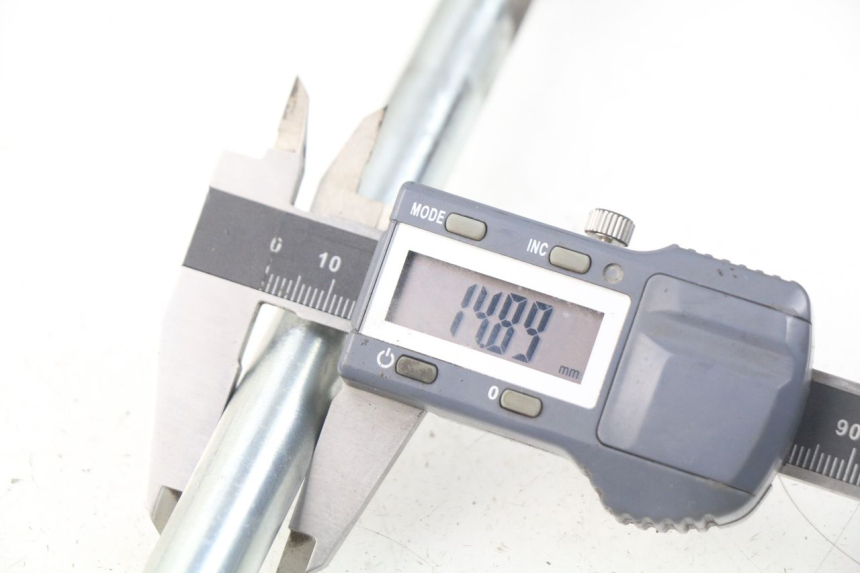 photo de AXE ROUE AVANT PEUGEOT VIVACITY NEW 4T 50 (2008 - 2017) - Autre angle de vue