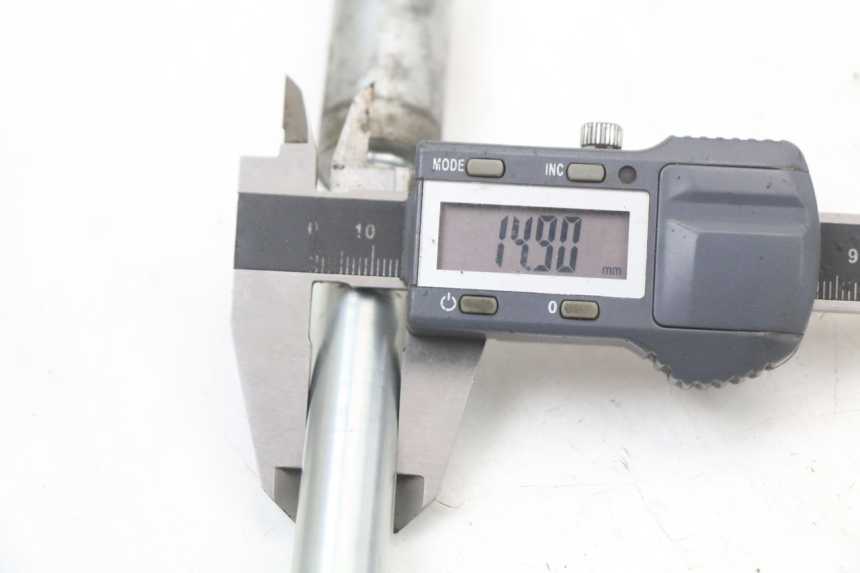 photo de AXE ROUE AVANT SUZUKI VL INTRUDER 125 (2004 - 2007) - Gros plan technique