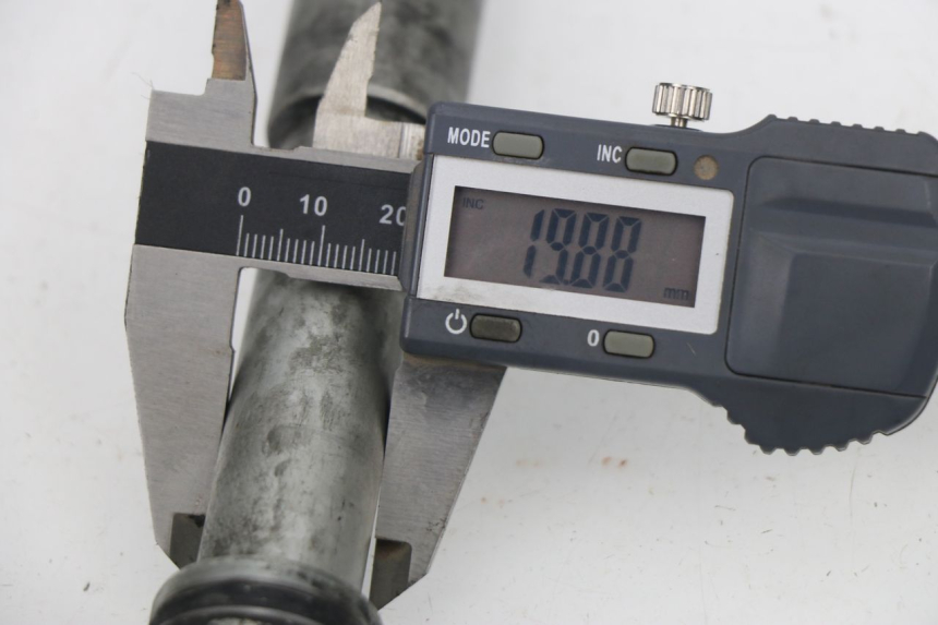 photo de AXE ROUE AVANT HONDA VTR F FIRESTORM 1000 (1997 - 2001) - Zoom état d’usage