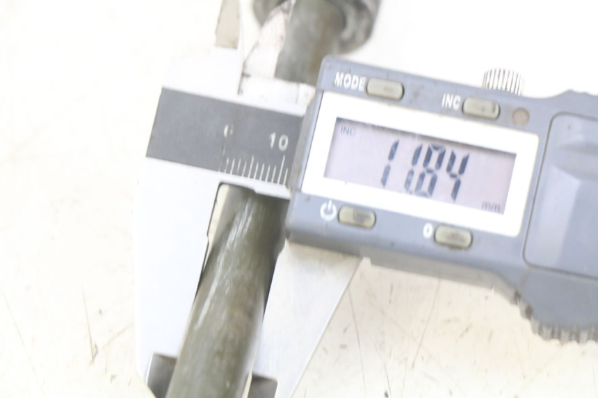 photo de AXE ROUE AVANT SYM WOLF SB 125 (2011 - 2018) - Zoom état d’usage