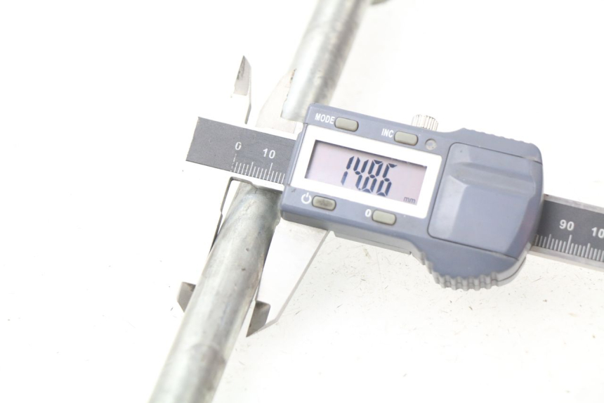 photo de AXE ROUE AVANT YAMAHA XMAX X-MAX 125 (2006 - 2009) - Autre angle de vue