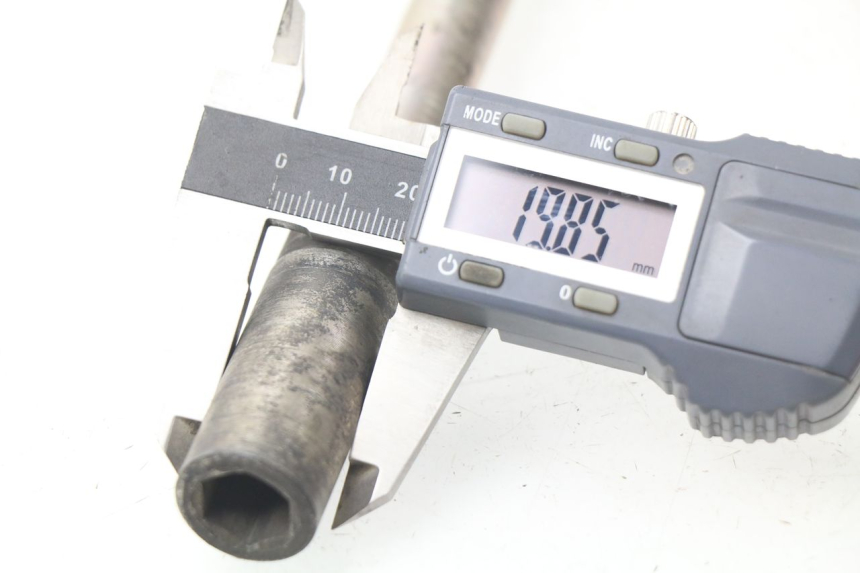 photo de AXE ROUE AVANT YAMAHA X-MAX XMAX 125 (2010 - 2013) - Autre angle de vue