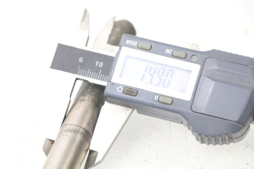 photo de AXE ROUE AVANT YAMAHA X-MAX XMAX 125 (2010 - 2013) - Gros plan technique