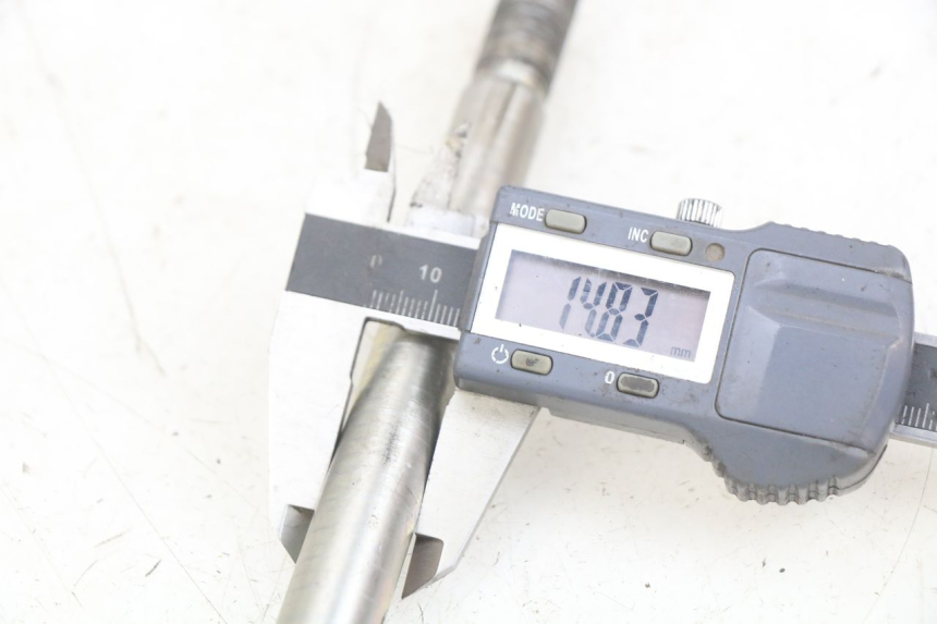 photo de AXE ROUE AVANT YAMAHA X-MAX XMAX 125 (2010 - 2013) - Gros plan technique