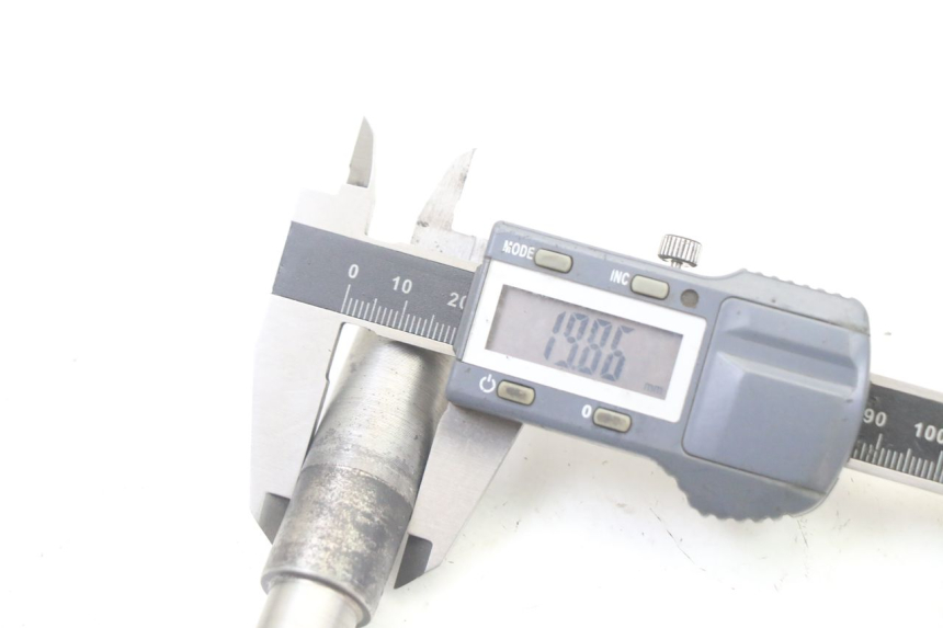 photo de AXE ROUE AVANT YAMAHA X-MAX XMAX 125 (2010 - 2013) - Gros plan technique