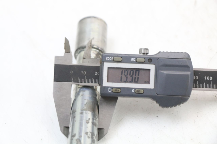 photo de AXE ROUE AVANT PIAGGIO X10 125 (2012 - 2017) - Autre angle de vue