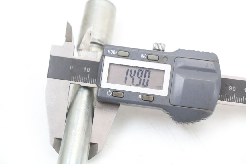 photo de AXE ROUE AVANT PIAGGIO X8 125 (2004 - 2007) - Autre angle de vue