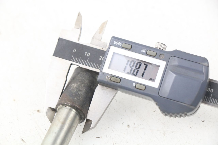 photo de AXE ROUE AVANT PIAGGIO X9 125 (2000 - 2003) - Autre angle de vue