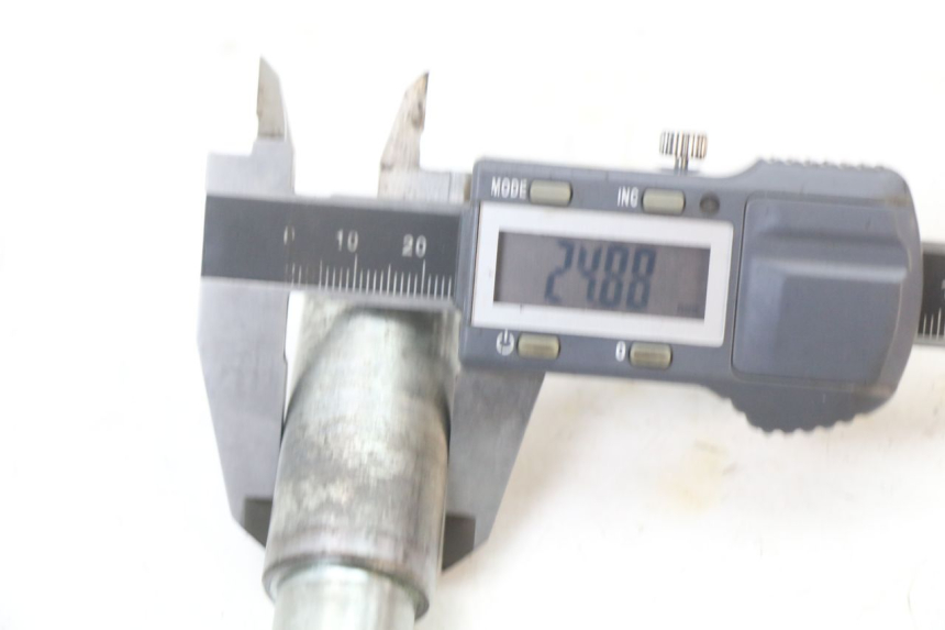 photo de Front wheel axle KYMCO XCITING 250 (2006 - 2009) - Gros plan technique