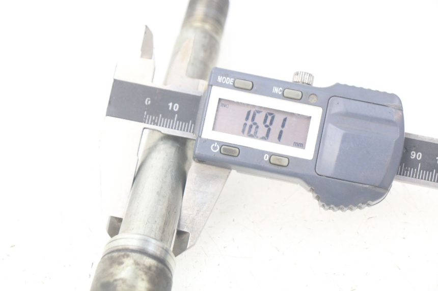 photo de AXE ROUE AVANT SUZUKI XF FREEWIND 650 (1997 - 2003) - Autre angle de vue