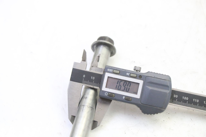 photo de AXE ROUE AVANT YAMAHA XJ6 ABS 600 (2008 - 2016) - Gros plan technique