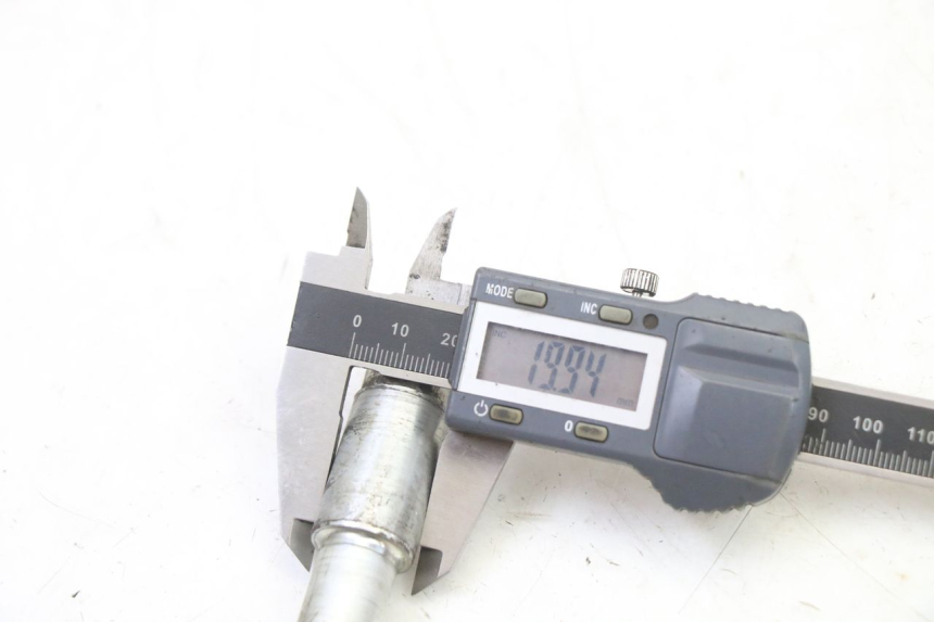 photo de AXE ROUE AVANT HONDA XLV VARADERO 125 (2000 - 2006) - Gros plan technique