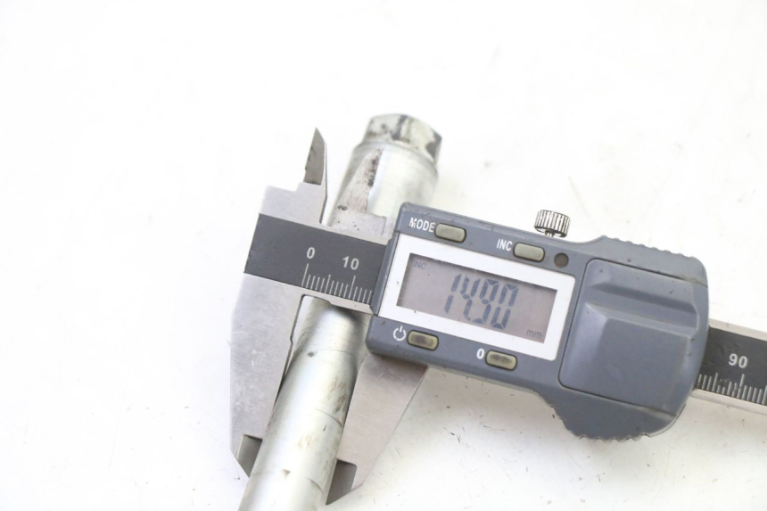 photo de AXE ROUE AVANT HONDA XLV VARADERO 125 (2000 - 2006) - Vue d’ensemble