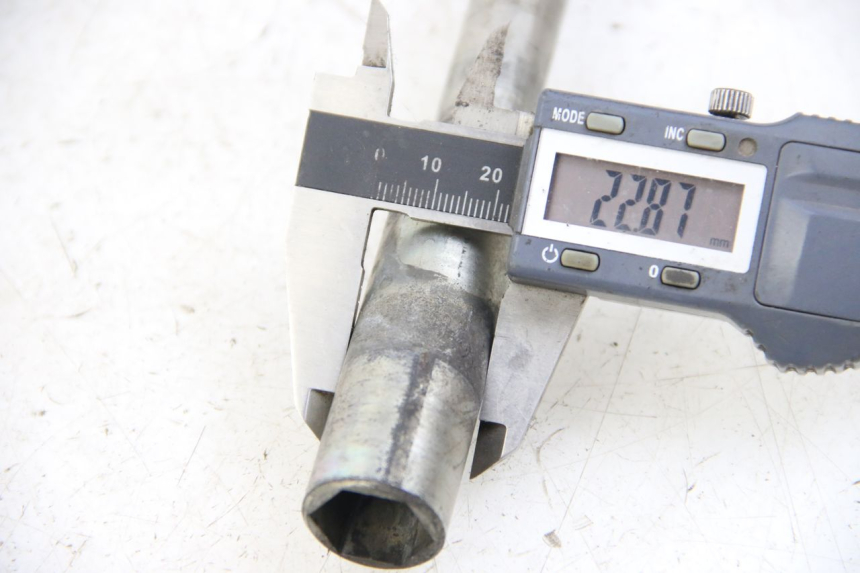 photo de AXE ROUE AVANT YAMAHA XP T-MAX TMAX 500 (2004 - 2007) - Autre angle de vue