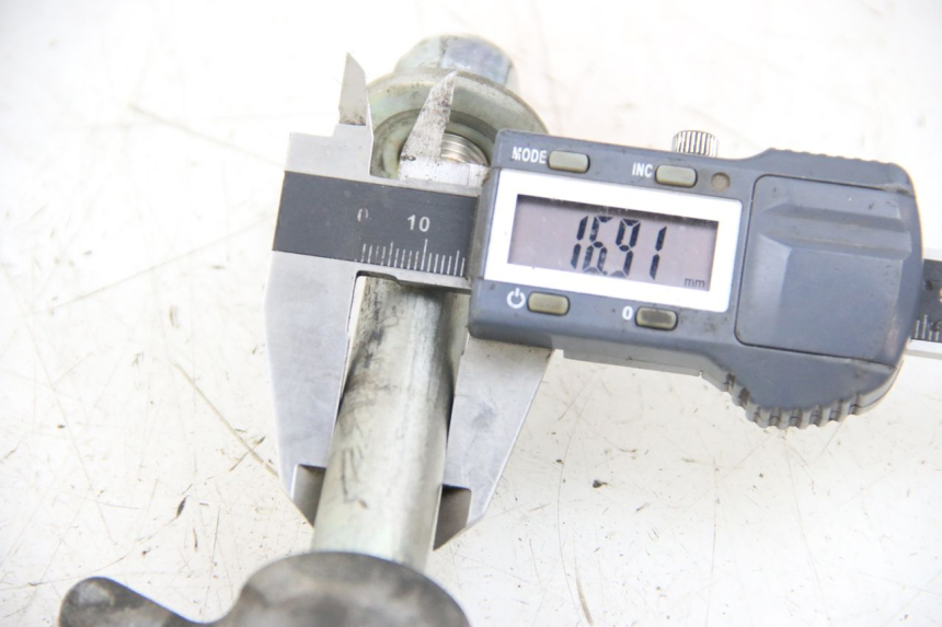 photo de AXE ROUE AVANT YAMAHA XP T-MAX TMAX 500 (2004 - 2007) - Gros plan technique