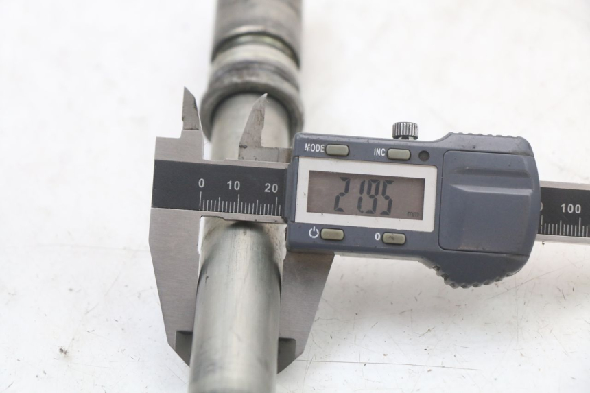 photo de AXE ROUE AVANT YAMAHA FJR ABS 1300 (2006 - 2012) - Gros plan technique