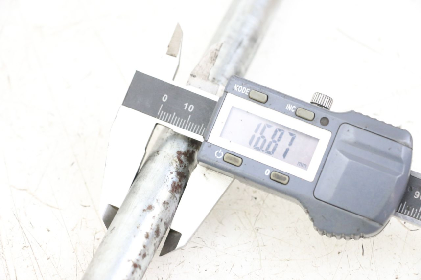 photo de AXE ROUE AVANT YAMAHA XVS DRAG STAR DRAGSTAR 650 (1997 - 2007) - Gros plan technique