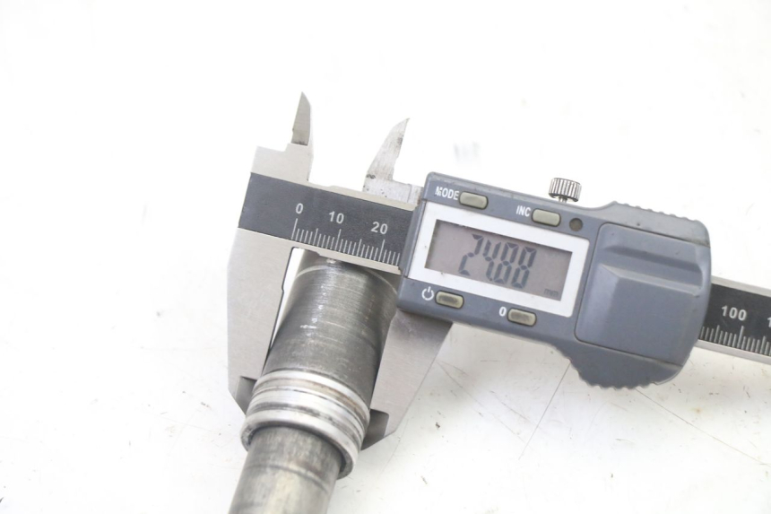 photo de AXE ROUE AVANT YAMAHA YZ-F YZF 250 (2007 - 2013) - Gros plan technique