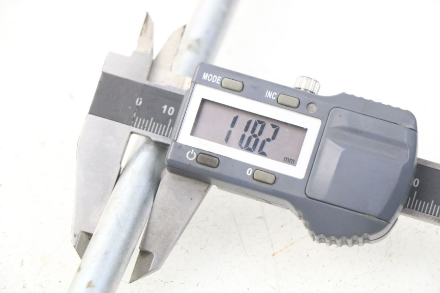 photo de AXE ROUE AVANT YAMAHA YP MAJESTY 125 (2007 - 2010) - Autre angle de vue