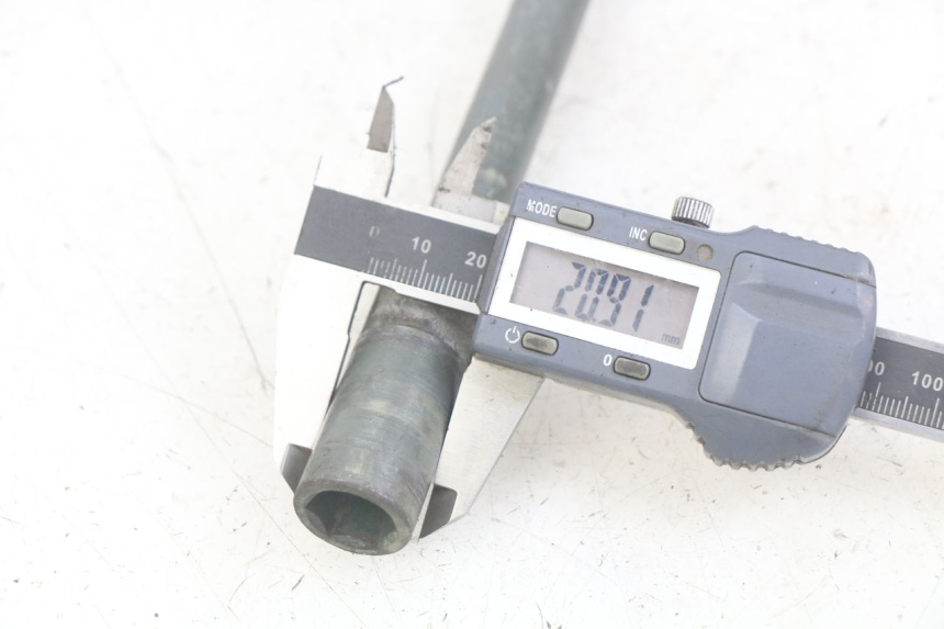 photo de AXE ROUE AVANT YAMAHA YP MAJESTY 400 (2004 - 2008) - Détail de la pièce