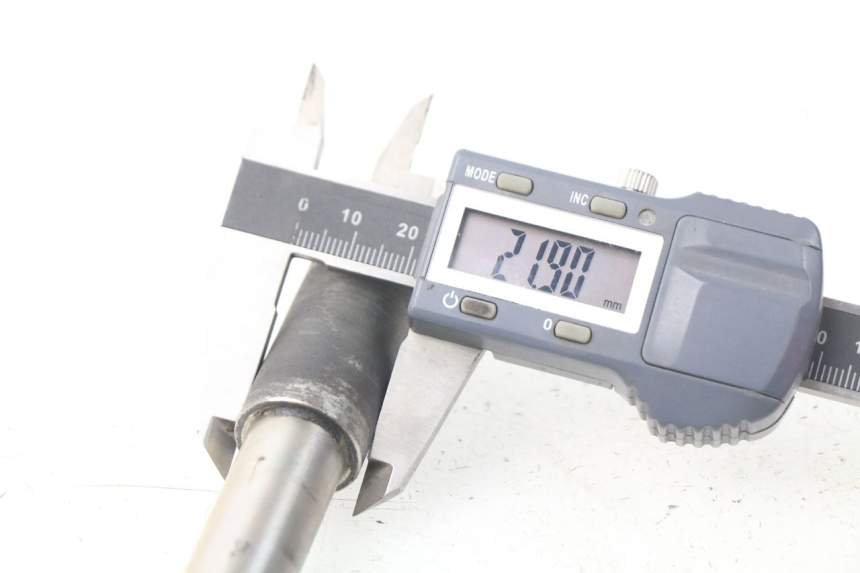 photo de AXE ROUE AVANT YAMAHA YP X-MAX XMAX 400 (2014 - 2017) - Autre angle de vue