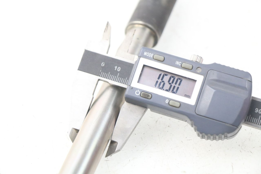 photo de AXE ROUE AVANT YAMAHA YP X-MAX XMAX 400 (2014 - 2017) - Gros plan technique