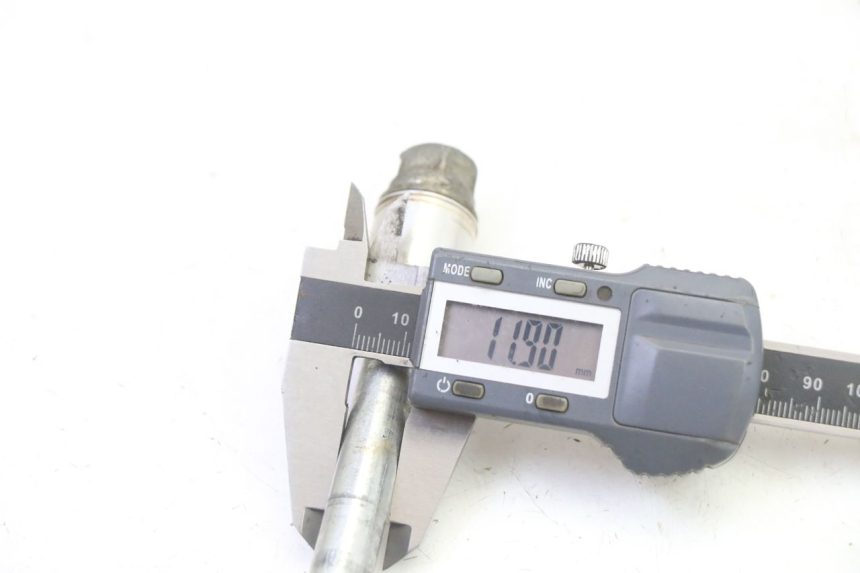 photo de AXE ROUE AVANT YAMAHA YZ 85 (2022 - 2025) - Gros plan technique