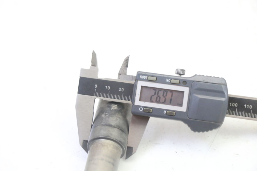 photo de AXE ROUE AVANT YAMAHA YZF YZ-F 450 (2014 - 2016) - Gros plan technique