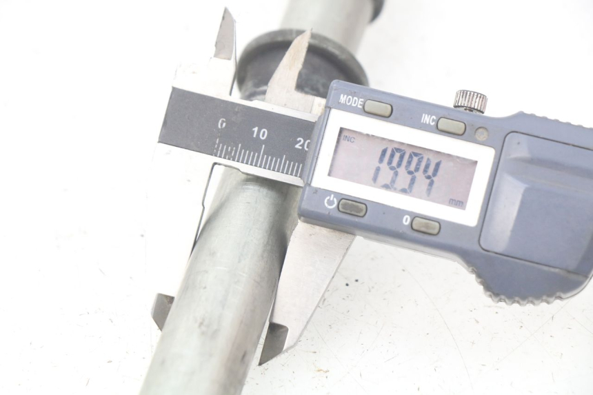 photo de AXE ROUE AVANT KAWASAKI Z S 750 (2003 - 2006) - Autre angle de vue