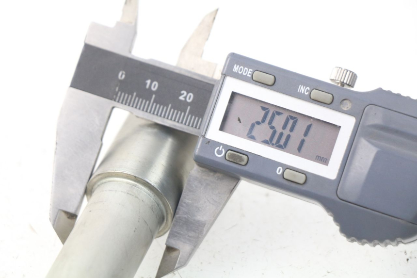 photo de AXE ROUE AVANT KAWASAKI Z Z900 900 (2017 - 2019) - Autre angle de vue