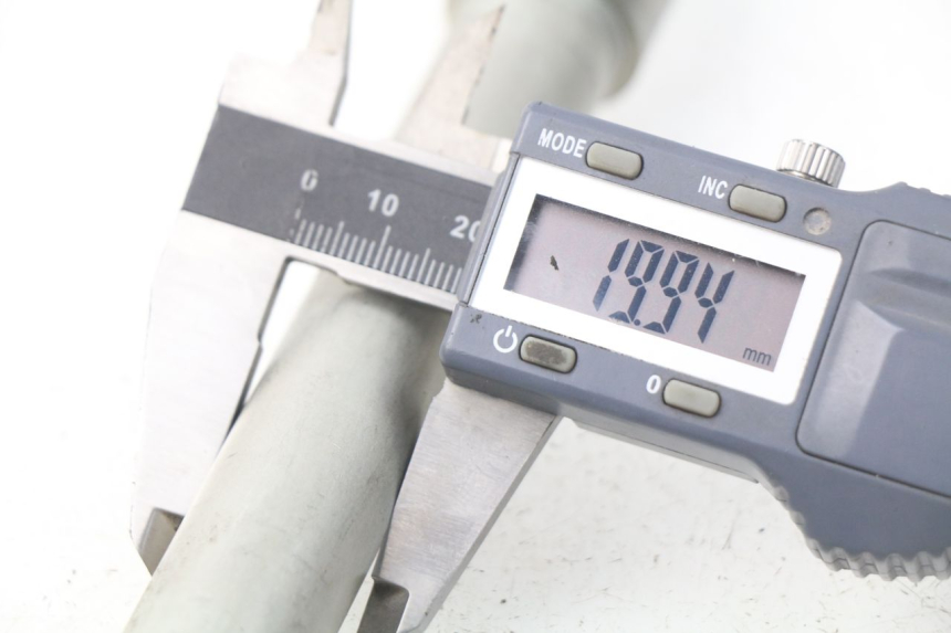 photo de AXE ROUE AVANT KAWASAKI Z Z900 900 (2017 - 2019) - Gros plan technique