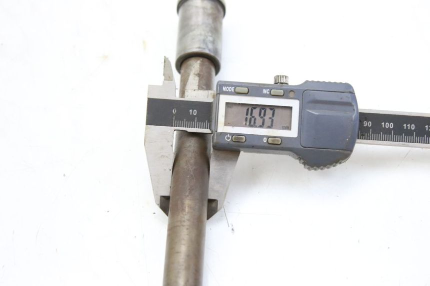 photo de AXE ROUE AVANT KAWASAKI ZEPHYR 1100 ( - 1995) - Gros plan technique