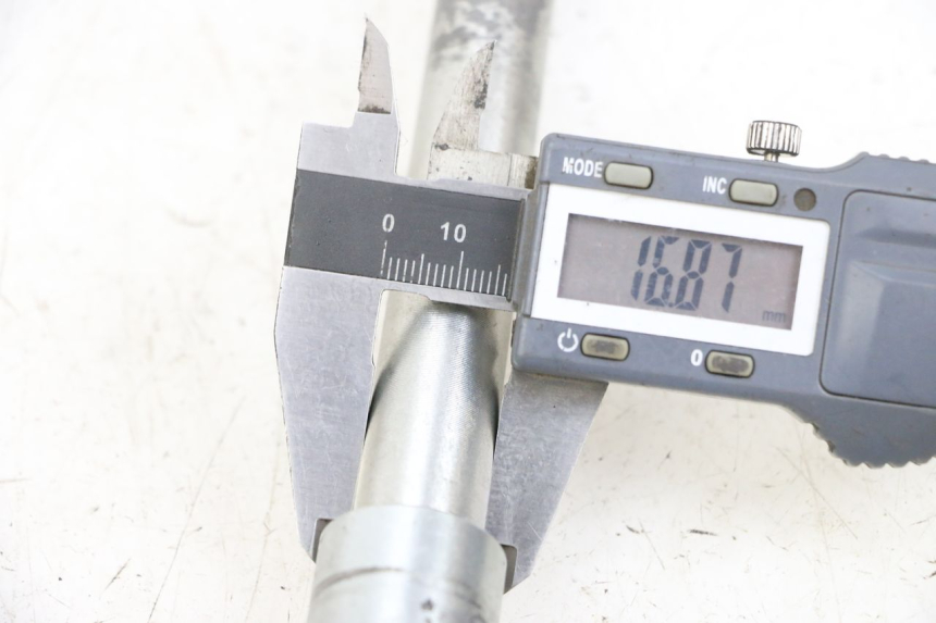 photo de AXE ROUE AVANT KAWASAKI ZR 7 750 (1999 - 2004) - Autre angle de vue