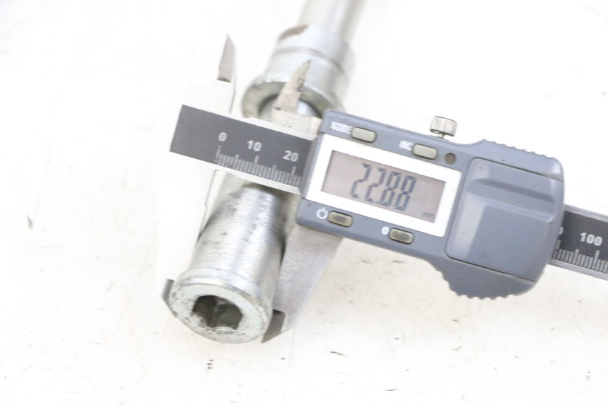 photo de AXE ROUE AVANT KAWASAKI ZR 7 750 (1999 - 2004) - Gros plan technique