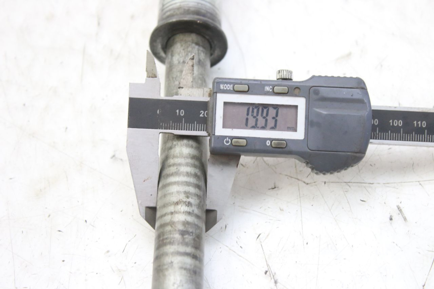 photo de AXE ROUE AVANT KAWASAKI ZX-6R ZX6R 600 (1995 - 1997) - Zoom état d’usage