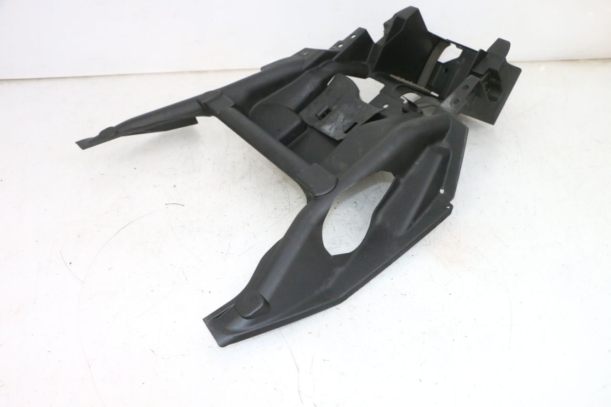 photo de BAC A BATTERIE SUZUKI BURGMAN 650 (2013 - 2020) - Gros plan technique