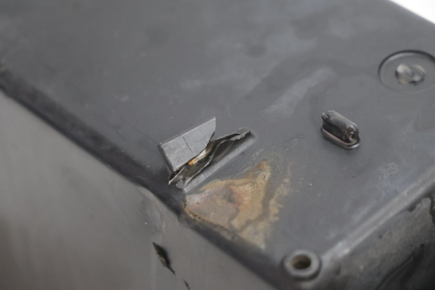 photo de BAC A BATTERIE KAWASAKI ER-6 ER6 N 650 (2005 - 2009) - Gros plan technique
