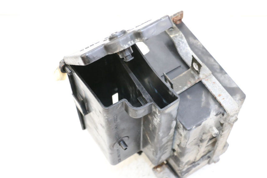 photo de BAC A BATTERIE HONDA VT C2 SHADOW 750 (1997 - 2001) - Gros plan technique