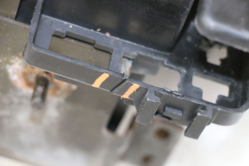 photo de BAC A BATTERIE HONDA VT C2 SHADOW 750 (1997 - 2001) - État de surface