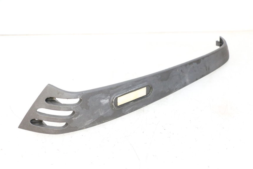 photo de BAS DE CAISSE ARRIERE DROIT PIAGGIO LXV 4T 50 (2009 - 2013) - Gros plan technique