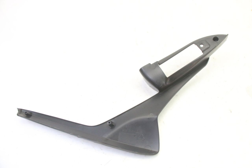 photo de BAS DE CAISSE ARRIERE DROIT PIAGGIO MP3 HPE 310 (2024 - 2025) - Gros plan technique