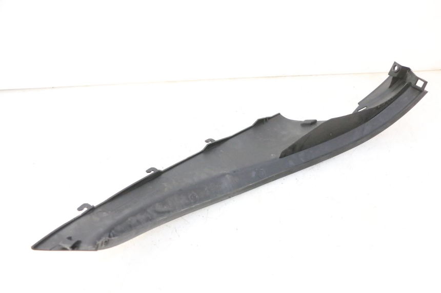 photo de BAS DE CAISSE ARRIERE DROIT PIAGGIO MP3 RL 250 (2006 - 2010) - Gros plan technique