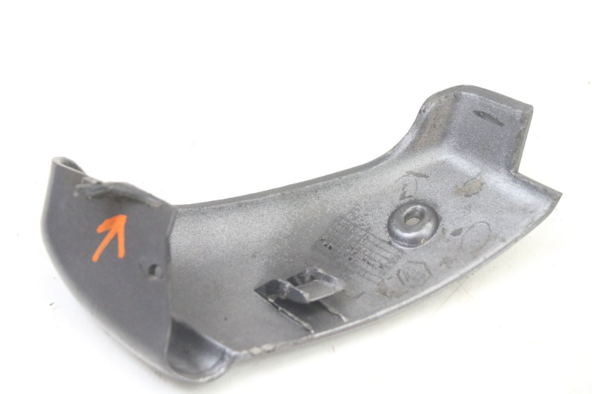 photo de BAS DE CAISSE ARRIERE DROIT PIAGGIO VESPA GRANTURISMO 125 (2003 - 2007) - Gros plan technique