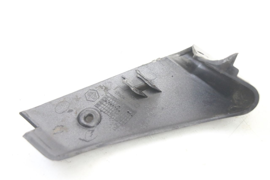 photo de BAS DE CAISSE ARRIERE DROIT PIAGGIO VESPA GRANTURISMO 125 (2003 - 2007) - Points de fixation