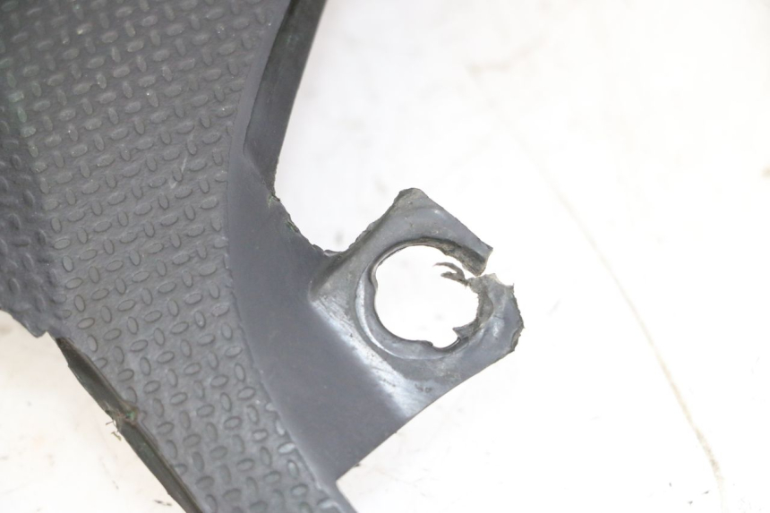 photo de BAS DE CAISSE ARRIERE DROIT GILERA RUNNER SP 50 (2009 - 2017) - Gros plan technique