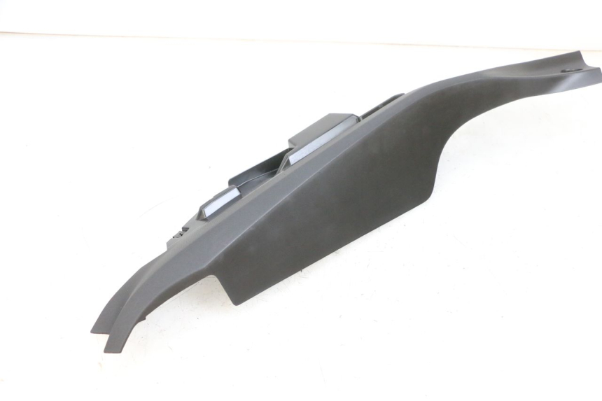 photo de BAS DE CAISSE ARRIERE DROIT YAMAHA TRICITY 300 (2020 - 2024) - Gros plan technique