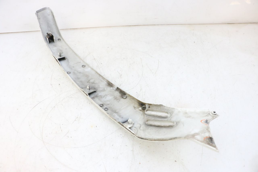 photo de BAS DE CAISSE ARRIERE DROIT PIAGGIO VESPA GTS SUPER IE 125 (2009 - 2016) - Gros plan technique