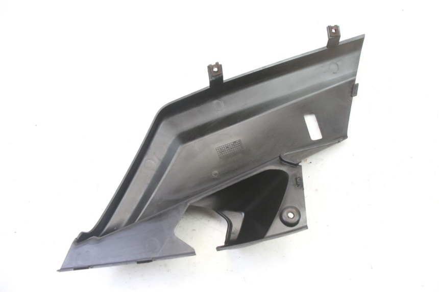 photo de BAS DE CAISSE ARRIERE DROIT YAMAHA XMAX X-MAX 125 (2006 - 2009) - Gros plan technique