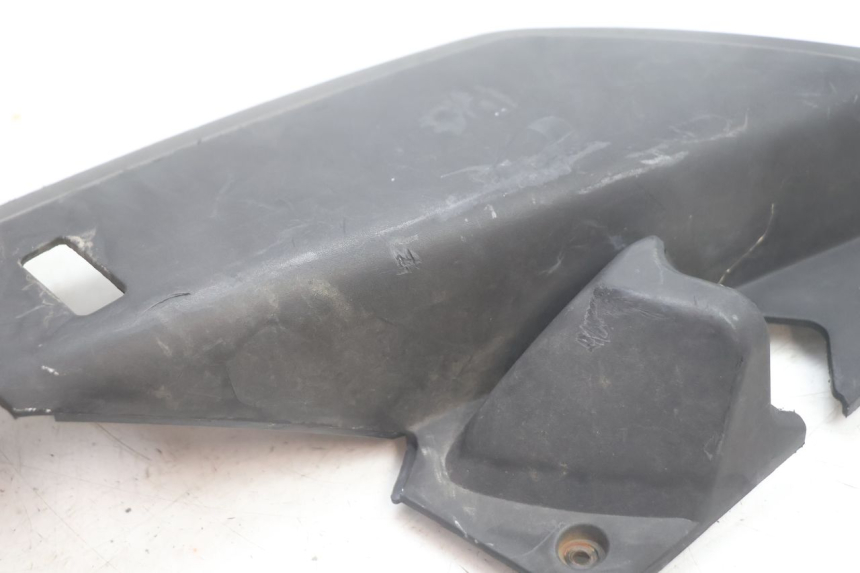 photo de BAS DE CAISSE ARRIERE DROIT YAMAHA XMAX X-MAX 125 (2006 - 2009) - Vue d’ensemble