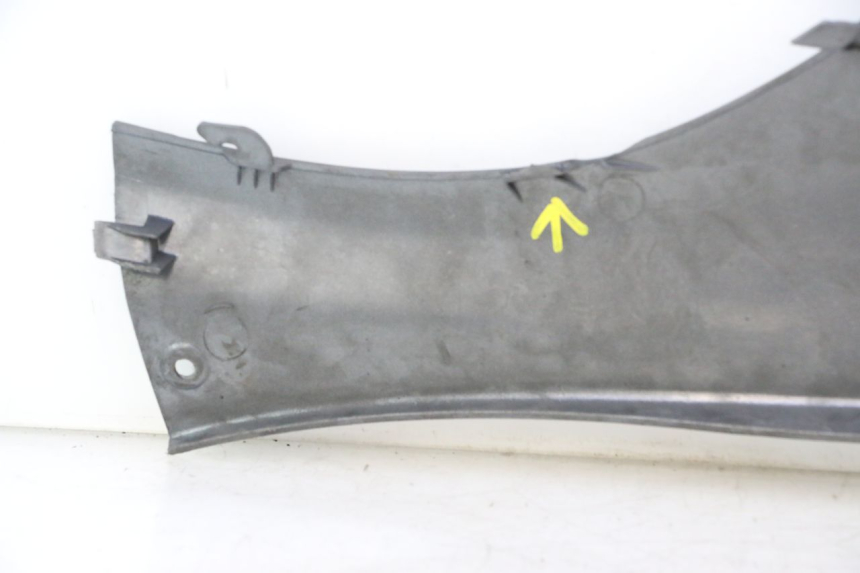 photo de BAS DE CAISSE ARRIERE DROIT PIAGGIO X9 AMALFI 180 (2000 - 2003) - Points de fixation